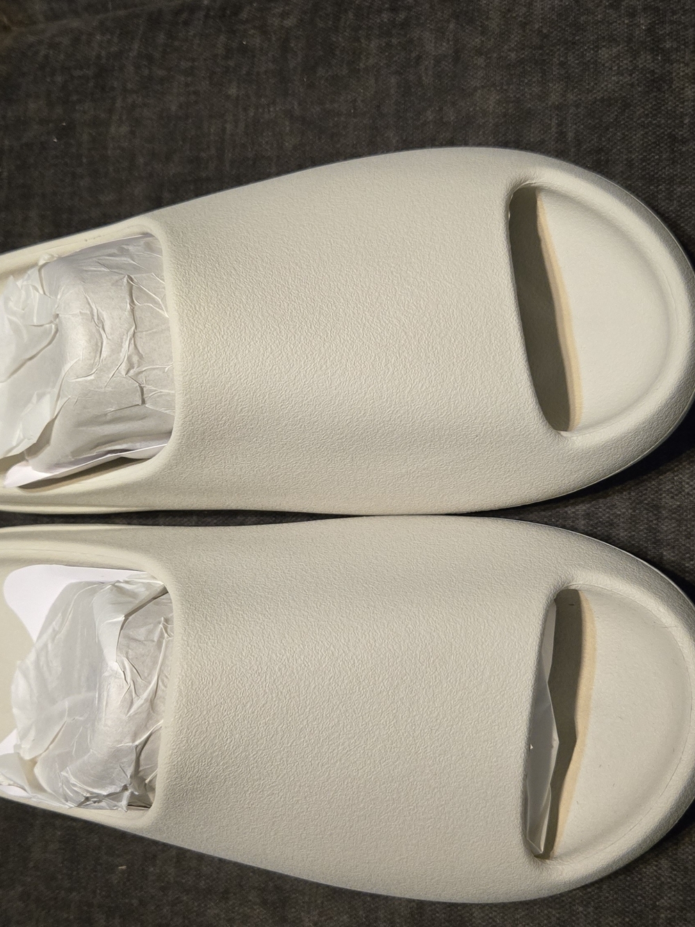 YeezyYS-01 Slide Sandals in Cream. Size 10. Brand New With Dust Bag.